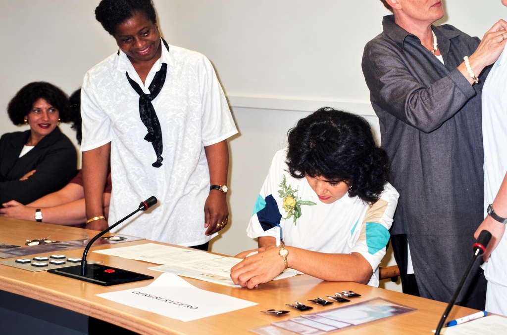 Edith tekent haar diploma, Clara ziekenhuis Rotterdam, 2000