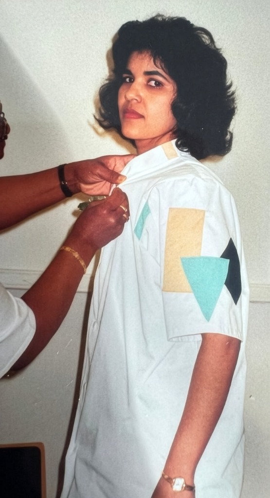 Edith wordt gehespt in haar verpleeguniform, 2000